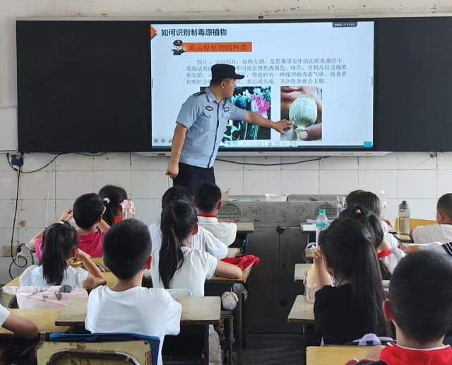 宣传教育打出一套组合拳针对村庄学生交通安全认知单薄的问题